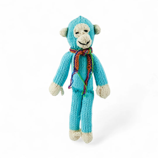 JOSEPH, le doudou singe à longues pattes de Studio Matongé en coton bio certifié GOTS est tricoté main au Kenya par une coopérative favorisant le travail et l'autonomie des femmes en milieu rural, et ça... ça rend JOSEPH le singe encore plus joyeux!
Le singe JOSEPH est disponible en 2 tailles S & M et en de nombreuses couleurs  (ici en bleu turquoise taille S).