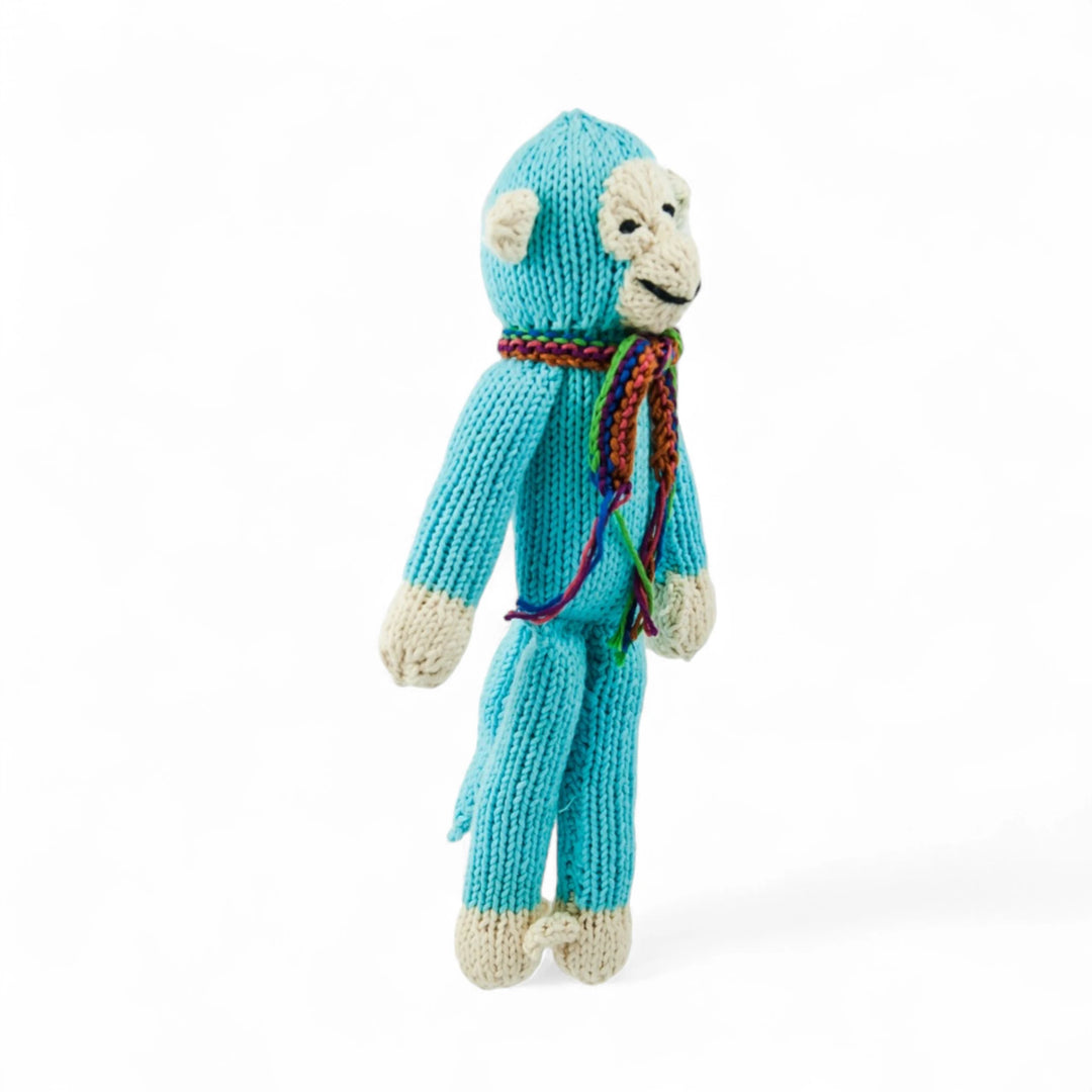 JOSEPH, le doudou singe à longues pattes de Studio Matongé en coton bio certifié GOTS est tricoté main au Kenya par une coopérative favorisant le travail et l'autonomie des femmes en milieu rural, et ça... ça rend JOSEPH le singe encore plus joyeux!
Le singe JOSEPH est disponible en 2 tailles S & M et en de nombreuses couleurs  (ici en bleu turquoise taille S).