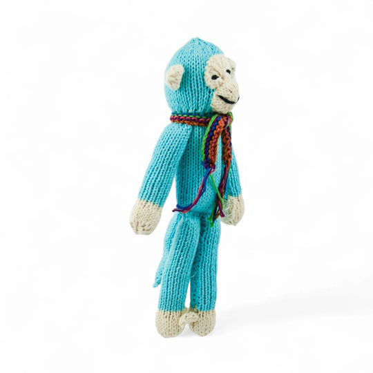 JOSEPH, le doudou singe à longues pattes de Studio Matongé en coton bio certifié GOTS est tricoté main au Kenya par une coopérative favorisant le travail et l'autonomie des femmes en milieu rural, et ça... ça rend JOSEPH le singe encore plus joyeux!
Le singe JOSEPH est disponible en 2 tailles S & M et en de nombreuses couleurs  (ici en bleu turquoise taille S).