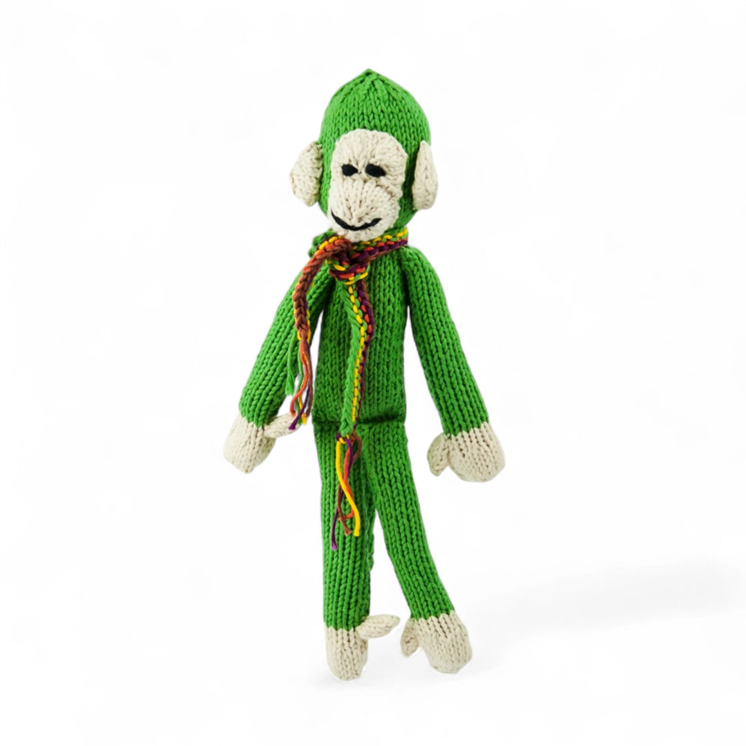 JOSEPH, le doudou singe à longues pattes de Studio Matongé en coton bio certifié GOTS est tricoté main au Kenya par une coopérative favorisant le travail et l'autonomie des femmes en milieu rural, et ça... ça rend JOSEPH le singe encore plus joyeux!
Le singe JOSEPH est disponible en 2 tailles S & M et en de nombreuses couleurs  (ici en vert prairie taille S).