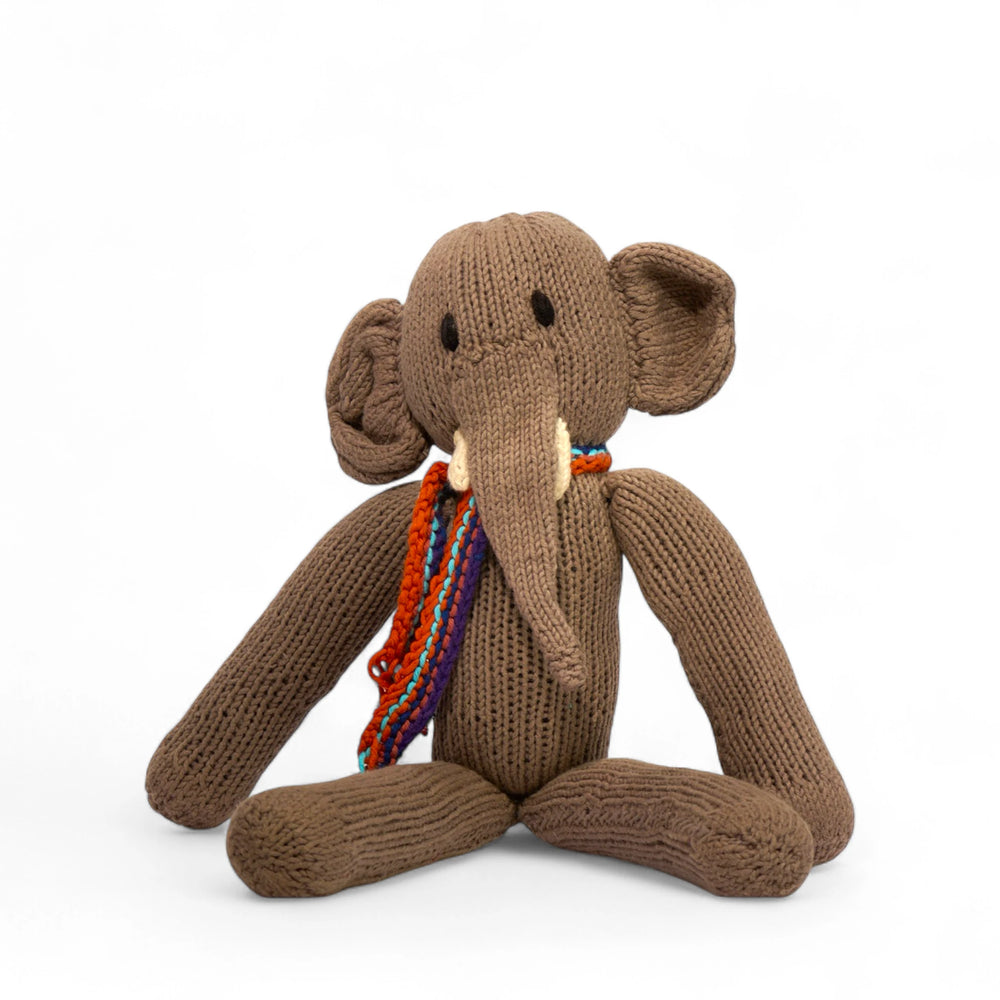 Doudou éléphant gris à longues pattes. Modèle MARGE, fait main par la coopérative Kenana Knitters. En coton bio tout doux certifié GOTS. Utilisable dès la naissance.
L'éléphant MARGE est présenté ici en gris taille M