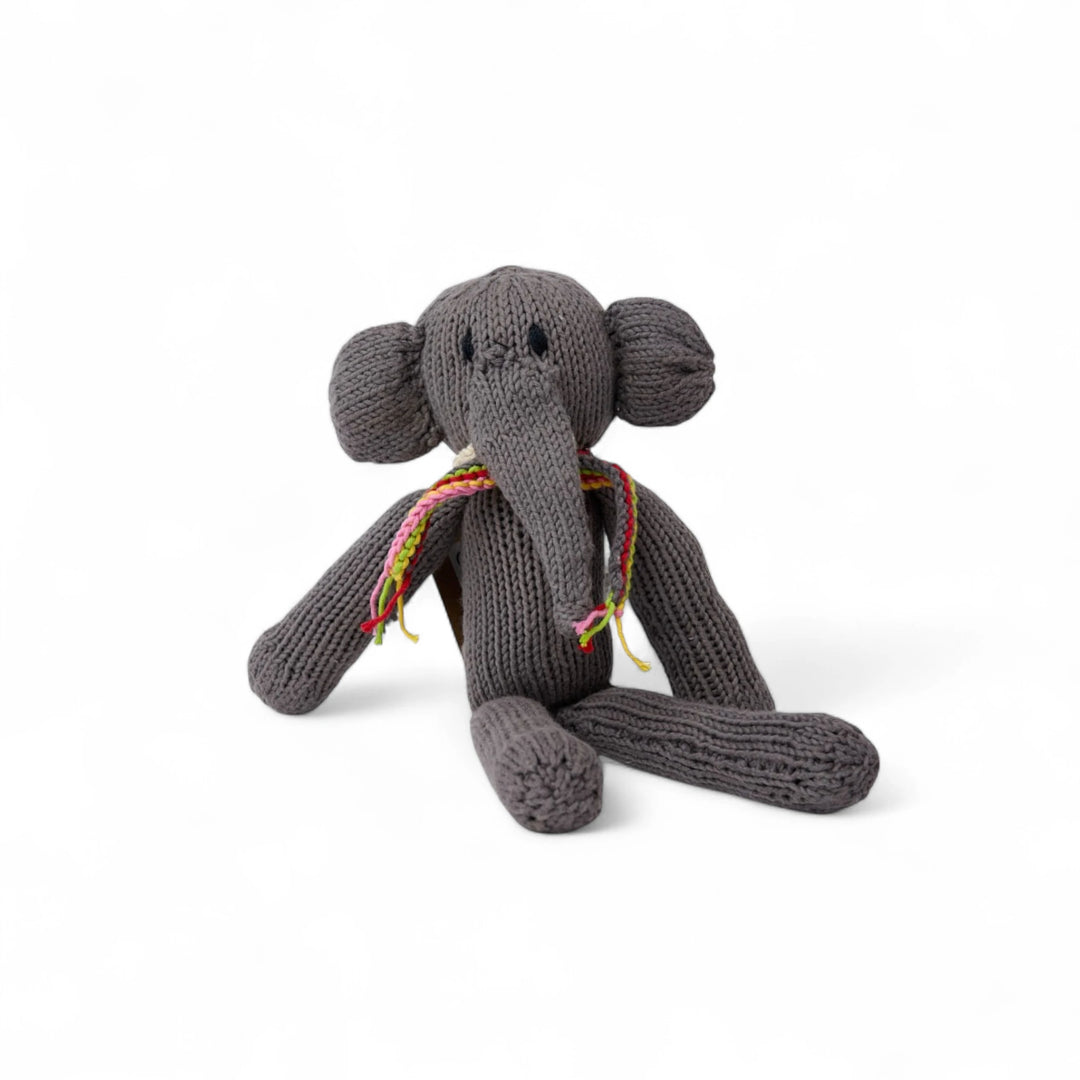 Doudou éléphant gris à longues pattes. Modèle MARGE, fait main par la coopérative Kenana Knitters. En coton bio tout doux certifié GOTS. Utilisable dès la naissance.
L'éléphant MARGE est présenté ici en gris taille S