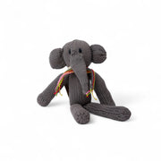 Doudou éléphant gris à longues pattes. Modèle MARGE, fait main par la coopérative Kenana Knitters. En coton bio tout doux certifié GOTS. Utilisable dès la naissance.
L'éléphant MARGE est présenté ici en gris taille S