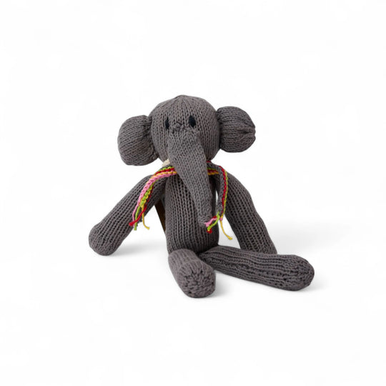 Doudou éléphant gris à longues pattes. Modèle MARGE, fait main par la coopérative Kenana Knitters. En coton bio tout doux certifié GOTS. Utilisable dès la naissance.
L'éléphant MARGE est présenté ici en gris taille S
