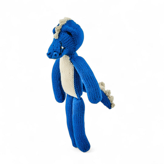 MAXIME, doudou crocodile cobalt et blanc à longues pattes. Taille M. Tricoté à la main par les femmes artisans de la coopérative Kenana Knitters. En coton bio tout doux certifié GOTS. Utilisable dès la naissance. Disponible en tailles S et M  et dans de nombreuses couleurs.