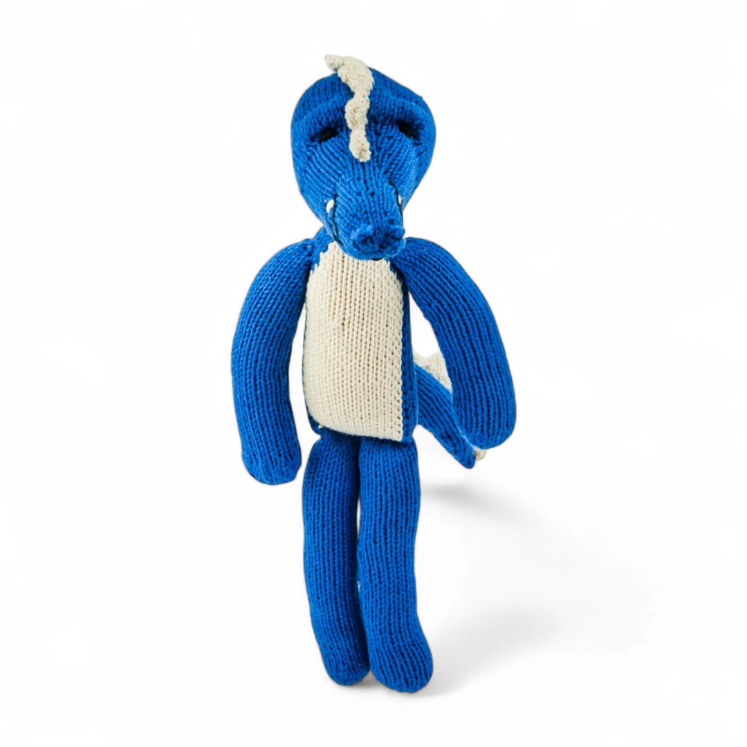 MAXIME, doudou crocodile cobalt et blanc à longues pattes. Taille M. Tricoté à la main par les femmes artisans de la coopérative Kenana Knitters. En coton bio tout doux certifié GOTS. Utilisable dès la naissance. Disponible en plusieurs tailles et couleurs.