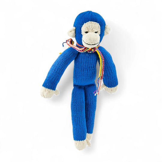 JOSEPH, le doudou singe à longues pattes de Studio Matongé en coton bio certifié GOTS est tricoté main au Kenya par une coopérative favorisant le travail et l'autonomie des femmes en milieu rural, et ça... ça rend JOSEPH le singe encore plus joyeux!
Le singe JOSEPH est disponible en 2 tailles S & M et en de nombreuses couleurs  (ici en bleu klein taille M).