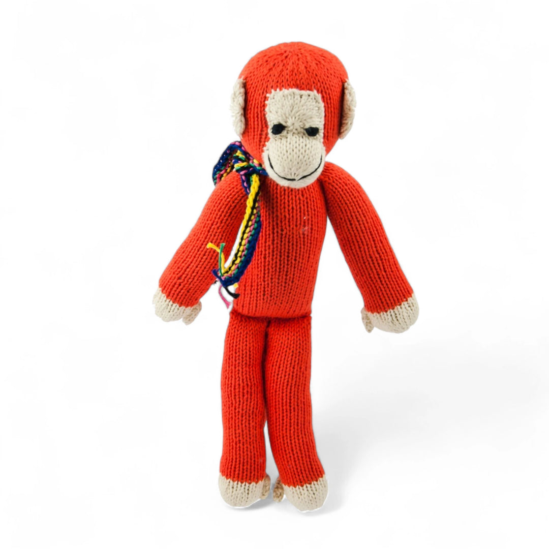 JOSEPH, le doudou singe à longues pattes de Studio Matongé en coton bio certifié GOTS est tricoté main au Kenya par une coopérative favorisant le travail et l'autonomie des femmes en milieu rural, et ça... ça rend JOSEPH le singe encore plus joyeux!
Le singe JOSEPH est disponible en 2 tailles S & M et en de nombreuses couleurs  (ici en corail taille M).