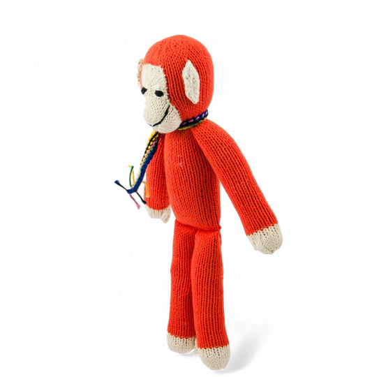 JOSEPH, le doudou singe à longues pattes de Studio Matongé en coton bio certifié GOTS est tricoté main au Kenya par une coopérative favorisant le travail et l'autonomie des femmes en milieu rural, et ça... ça rend JOSEPH le singe encore plus joyeux!
Le singe JOSEPH est disponible en 2 tailles S & M et en de nombreuses couleurs  (ici en corail taille M).