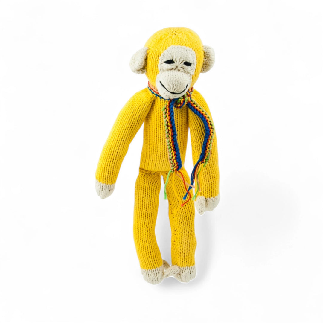 JOSEPH, le doudou singe à longues pattes de Studio Matongé en coton bio certifié GOTS est tricoté main au Kenya par une coopérative favorisant le travail et l'autonomie des femmes en milieu rural, et ça... ça rend JOSEPH le singe encore plus joyeux!
Le singe JOSEPH est disponible en 2 tailles S & M et en de nombreuses couleurs  (ici en jaune taille M).