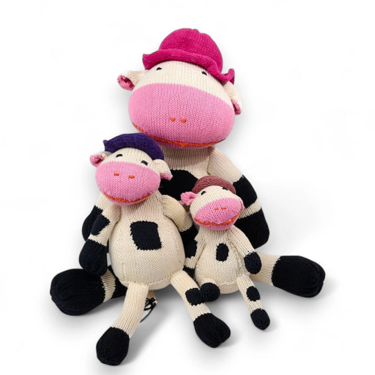 Peluche vache MARGOT faite-main en coton bio certifié GOTS. Ici en tailles S, M et L - Studio Matongé
Couleur du chapeau aléatoire.