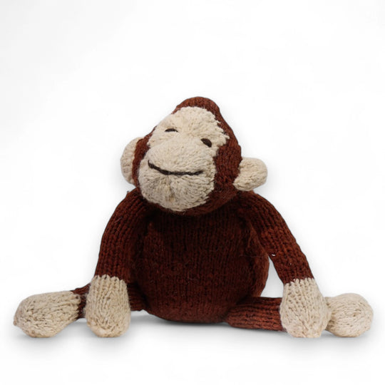 ANDRE, doudou singe en pure laine tricotée main par les femmes artisans de la coopérative Kenana Knitters pour Studio Matongé. 