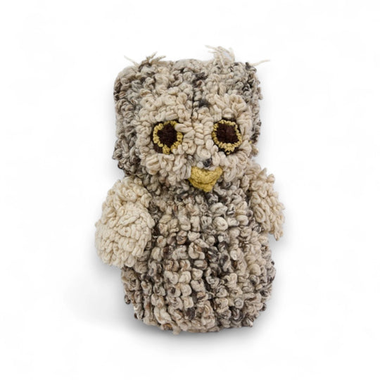 Doudou hibou ARCHIE en laine mérinos bio grise, grand modèle. Disponible également en kaki, brun foncé et gris chiné, ainsi qu'en petit format.