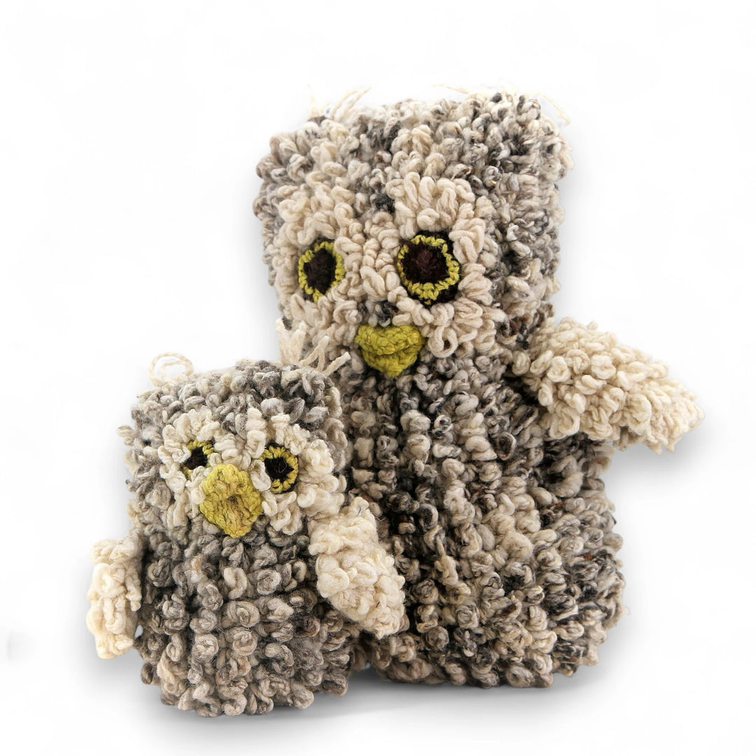 Doudou hibou ARCHIE gris en version S et L - faits main au Kenya par la coopérative Kenana Knitters - en laine bio éco-responsable -ARCHIE le doudou hibou est disponible en taille S & L, existe en bleu, gris, kaki et marron chez Studio Matongé