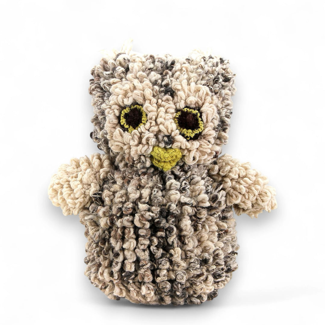 Doudou hibou - fait main - en laine bio éco-responsable - ARCHIE - Studio Matongé. Ici en version L gris. Disponible en 2 tailles et plusieurs couleurs. 
