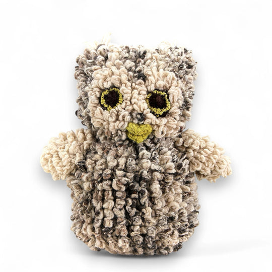 Doudou hibou - fait main - en laine bio éco-responsable - ARCHIE - Studio Matongé. Ici en version L gris. Disponible en 2 tailles et plusieurs couleurs. 
