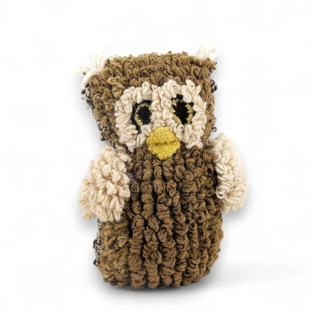 Doudou hibou - fait main - en laine bio éco-responsable - ARCHIE - Studio Matongé. Ici en version L kaki. Disponible en 2 tailles et plusieurs couleurs. 