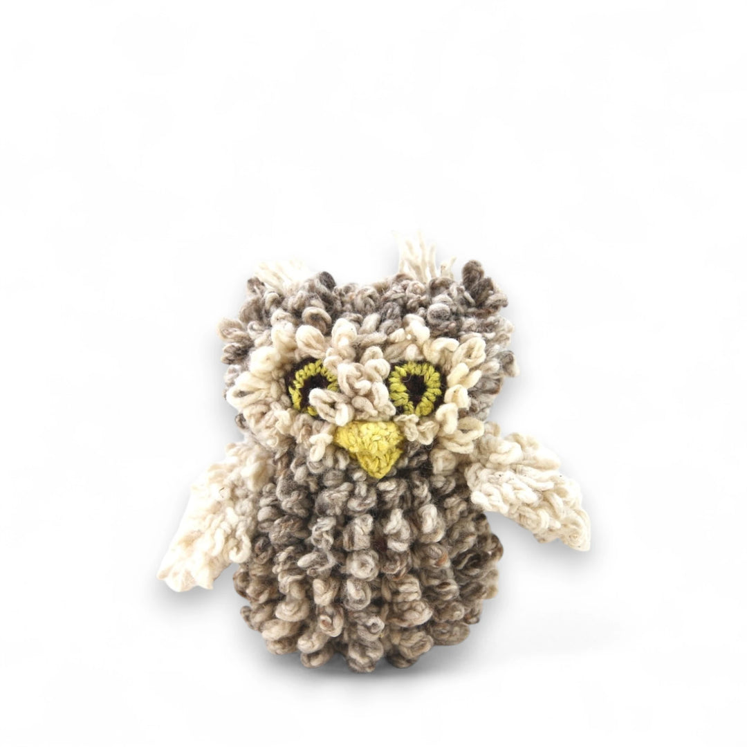 Doudou hibou ARCHIE en laine mérinos bio grise, petit modèle. Disponible également en kaki, brun foncé et gris chiné, ainsi qu'en grand format.