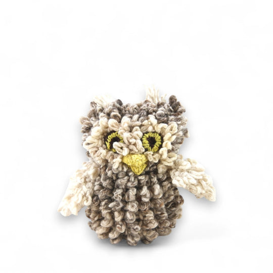 Doudou hibou ARCHIE en laine mérinos bio grise, petit modèle. Disponible également en kaki, brun foncé et gris chiné, ainsi qu'en grand format.