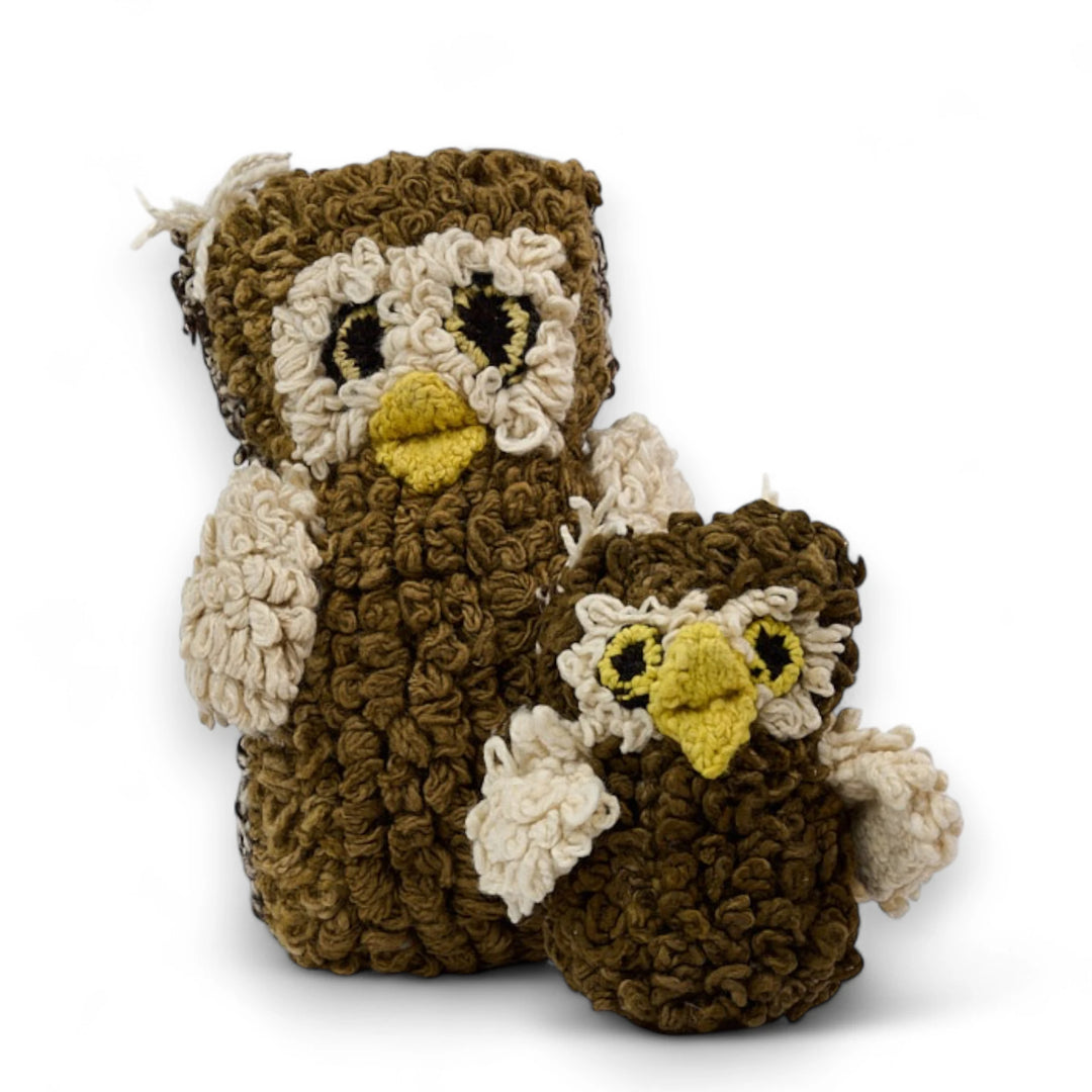 Doudou hibou ARCHIE kaki en version S et L - faits main au Kenya par la coopérative Kenana Knitters - en laine bio éco-responsable - ARCHIE le doudou hibou est disponible en taille S & L, existe en bleu, gris, kaki et marron chez Studio Matongé