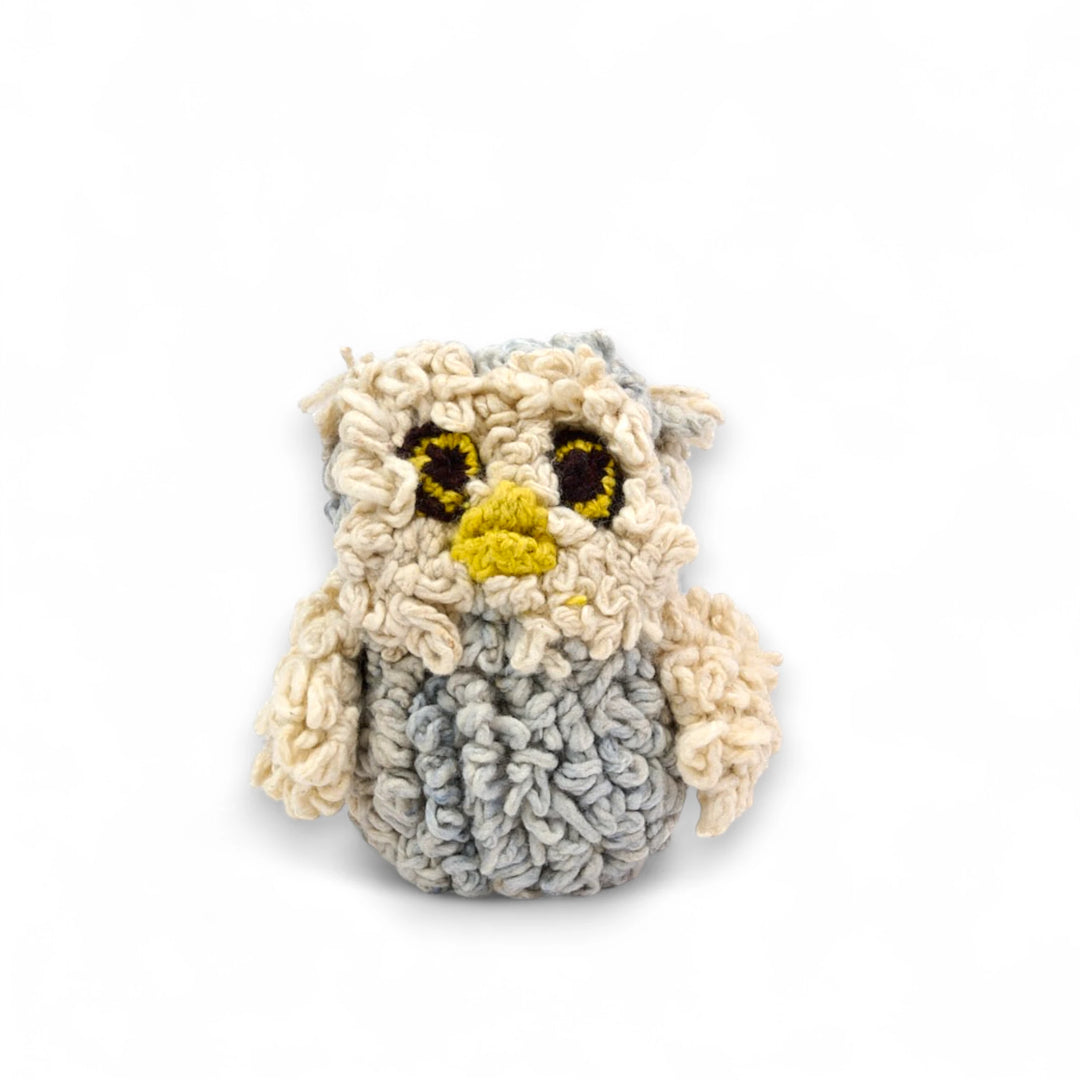 Doudou hibou ARCHIE en laine mérinos bio bleue pâle, petit modèle. Disponible également en kaki, brun foncé et gris chiné, ainsi qu'en grand format.