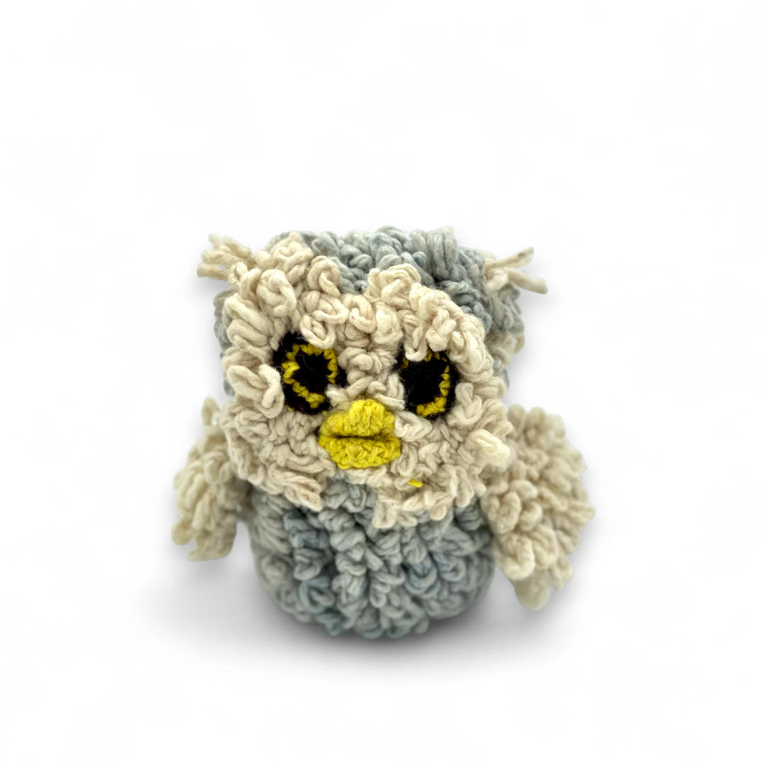 Doudou hibou - fait main - en laine bio éco-responsable - ARCHIE - Studio Matongé. Ici en version L kaki. Disponible en 2 tailles et plusieurs couleurs. 