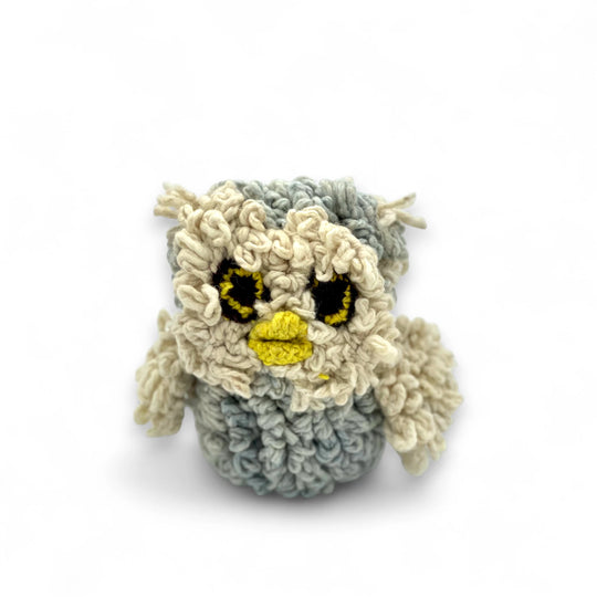 Doudou hibou - fait main - en laine bio éco-responsable - ARCHIE - Studio Matongé. Ici en version L kaki. Disponible en 2 tailles et plusieurs couleurs. 