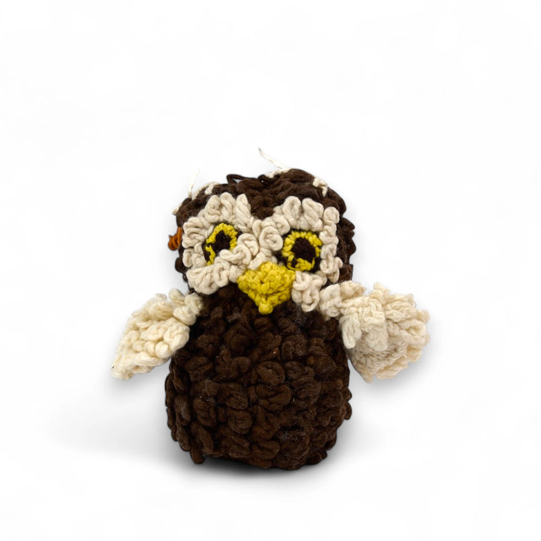 Doudou hibou ARCHIE en laine mérinos bio marron, petit modèle. Disponible également en kaki, brun foncé et gris chiné, ainsi qu'en grand format.