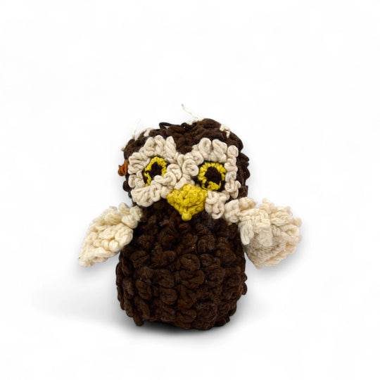 Doudou hibou ARCHIE en laine mérinos bio marron, petit modèle. Disponible également en kaki, brun foncé et gris chiné, ainsi qu'en grand format.