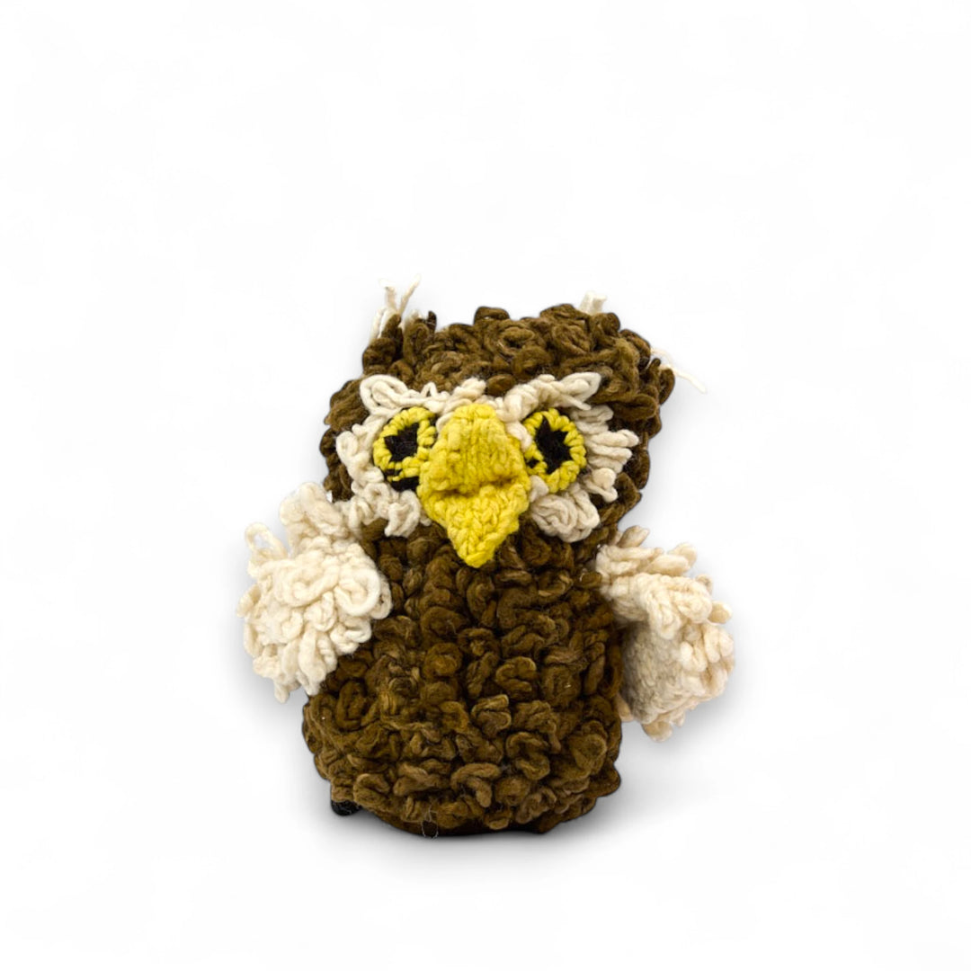 Doudou hibou ARCHIE en laine mérinos bio kaki, petit modèle. Disponible également en kaki, brun foncé et gris chiné, ainsi qu'en grand format.