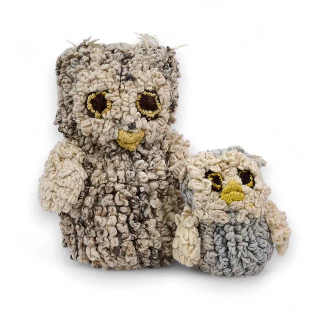 Grand doudou hibou ARCHIE gris et petit doudou hibou ARCHIE bleu - faits main au Kenya par la coopérative Kenana Knitters - en laine bio éco-responsable - ARCHIE le doudou hibou est disponible en taille S & L, existe en bleu, gris, kaki et marron chez Studio Matongé