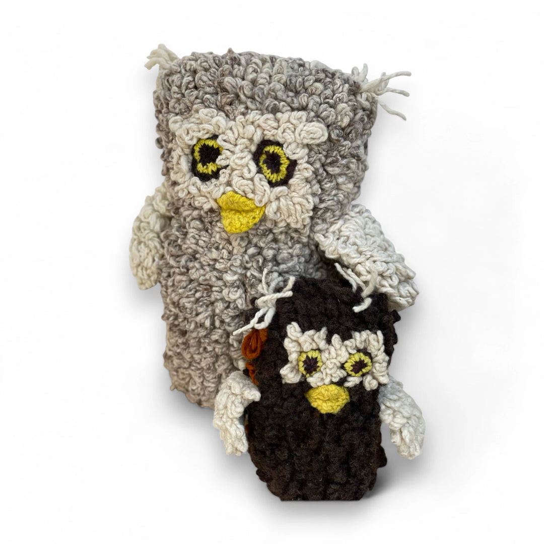 Grand doudou hibou ARCHIE gris et petit doudou hibou ARCHIE marron - faits main au Kenya par la coopérative Kenana Knitters - en laine bio éco-responsable -ARCHIE le doudou hibou est disponible en taille S & L, existe en bleu, gris, kaki et marron chez Studio Matongé