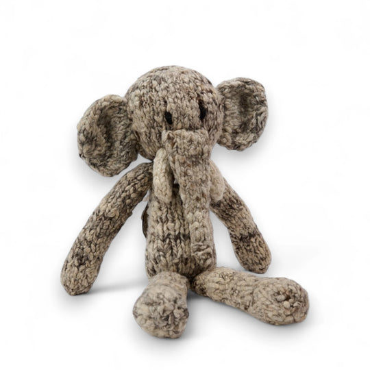 Doudou éléphant gris à longue pattes. Modèle HARRY en pure laine mérinos. Tricotté main par les femmes artisans de la coopérative Kenana Knitters au Kenya. En laine naturelle, non teintée. Ici en version gris chiné.