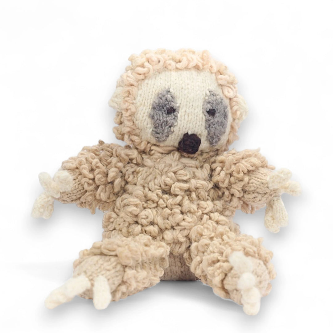 MAURICE, doudou paresseux en laine bio, fait main par les femmes artisans de la coopérative Kenana Knitters au Kenya. Le doudou paresseux MAURICE réussit le tour de force d'être tout à la fois original, classique et beau y compris dans ses valeurs. 