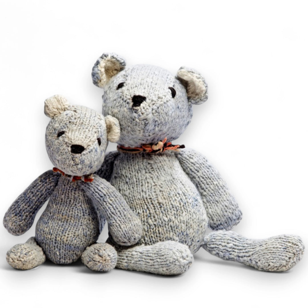 MICHEL, doudou ours bleu tailles S et L,  en laine bio,  fait main par les femmes artisans de la coopérative Kenana-Knitters pour  Studio Matongé - MICHEL l'ours en laine existe en tailles S ou L. il est disponible en 3 coloris : crème, beige et bleu. 