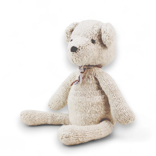 MICHEL, doudou ours écru en laine bio fait main éco-responsable - Studio Matongé - MICHEL l'ours en laine existe en tailles S ou L. il est disponible en 3 coloris : crème, beige et bleu. 
