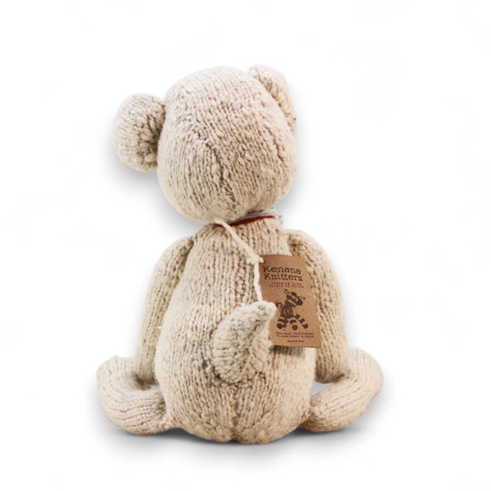 MICHEL, doudou ours écru en laine bio fait main éco-responsable - Studio Matongé - MICHEL l'ours en laine existe en tailles S ou L. il est disponible en 3 coloris : crème, beige et bleu. 