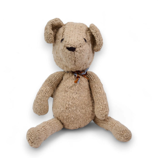 MICHEL, doudou ours beige L,  en laine bio,  fait main par les femmes artisans de la coopérative Kenana-Knitters pour  Studio Matongé - MICHEL l'ours en laine existe en tailles S ou L. il est disponible en 3 coloris : crème, beige et bleu. 