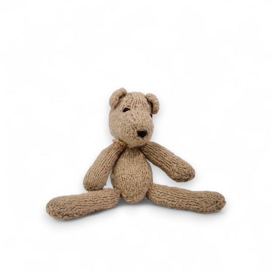 MICHEL, doudou ours beige S,  en laine bio,  fait main par les femmes artisans de la coopérative Kenana-Knitters pour  Studio Matongé - MICHEL l'ours en laine existe en tailles S ou L. il est disponible en 3 coloris : crème, beige et bleu. 