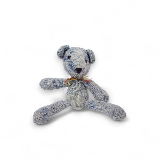 MICHEL, doudou ours bleu S,  en laine bio,  fait main par les femmes artisans de la coopérative Kenana-Knitters pour  Studio Matongé - MICHEL l'ours en laine existe en tailles S ou L. il est disponible en 3 coloris : crème, beige et bleu. 