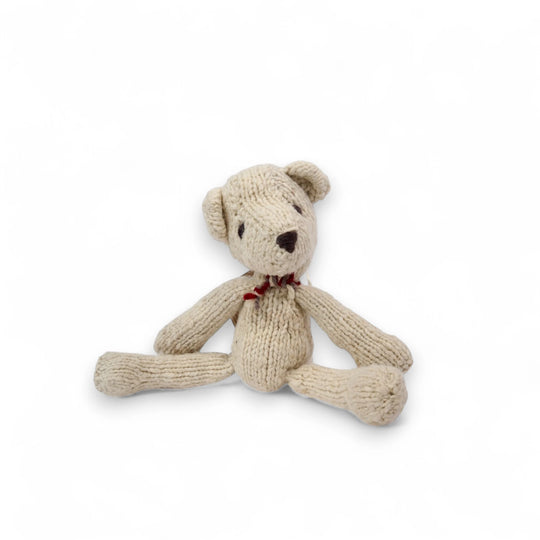 MICHEL, doudou ours crème S,  en laine bio,  fait main par les femmes artisans de la coopérative Kenana-Knitters pour  Studio Matongé - MICHEL l'ours en laine existe en tailles S ou L. il est disponible en 3 coloris : crème, beige et bleu. 