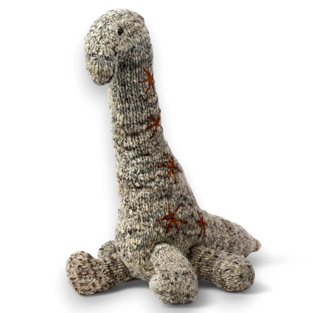 NESSIE, doudou brontosaure en laine mérinos. Fait main. Grand format. Cette sympathique peluche dinosaure est disponible en 3 tailles. 