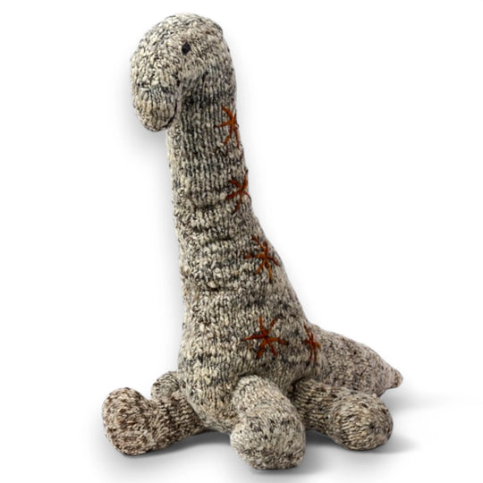 NESSIE, doudou brontosaure en laine mérinos. Fait main. Grand format. Cette sympathique peluche dinosaure est disponible en 3 tailles. 