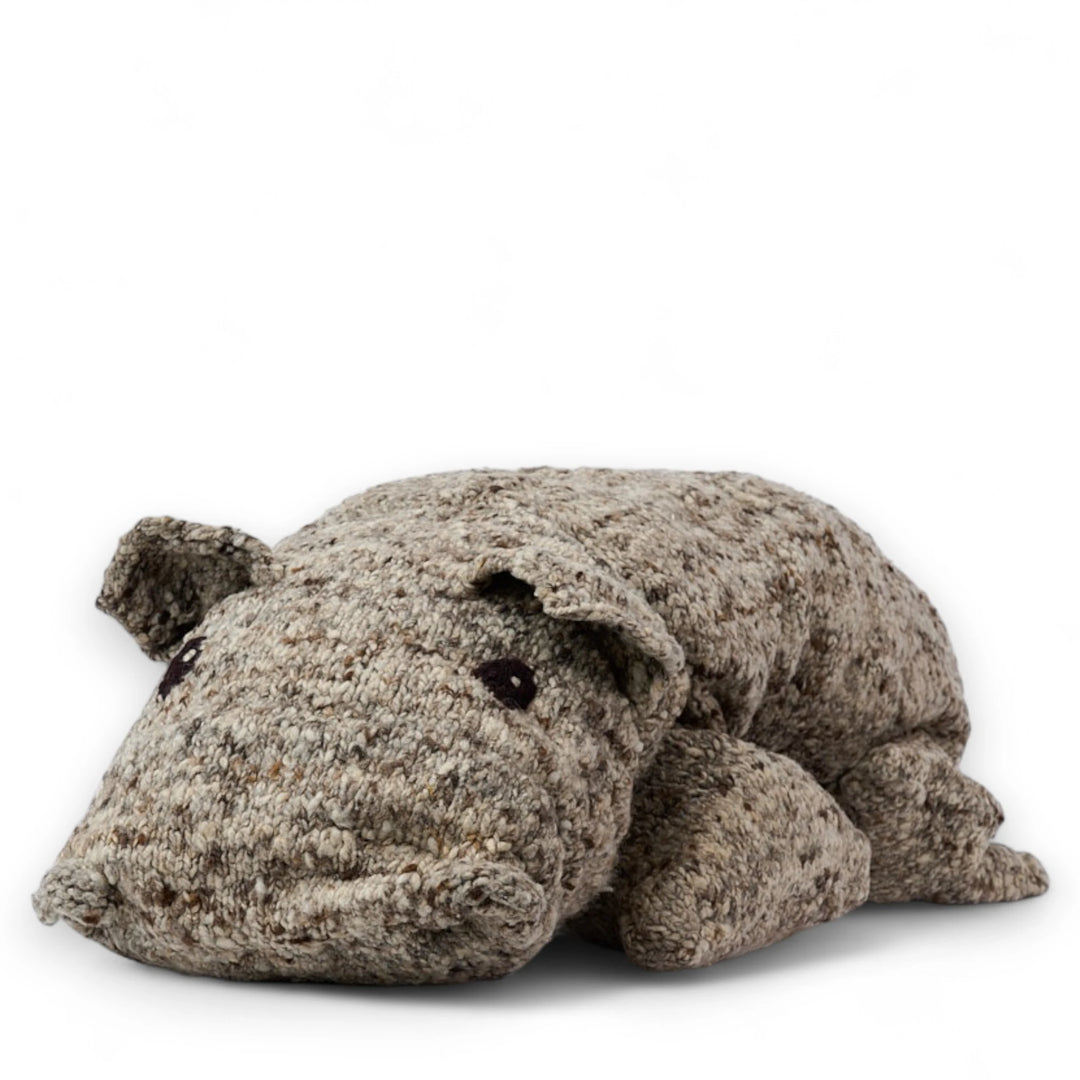 Peluche géante hippopotame, maxi pouf en laine bio éco-responsable - RAYMOND - Studio Matongé
