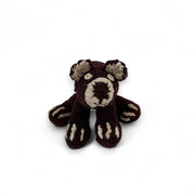 SCHUMAN, peluche ours brun S en laine bio faite main éco-responsable - Studio Matongé. L'ours SCHUMAN existe en 2 tailles S et XL et en 3 modèles d'ours : ours polaire, panda et ours brun. 