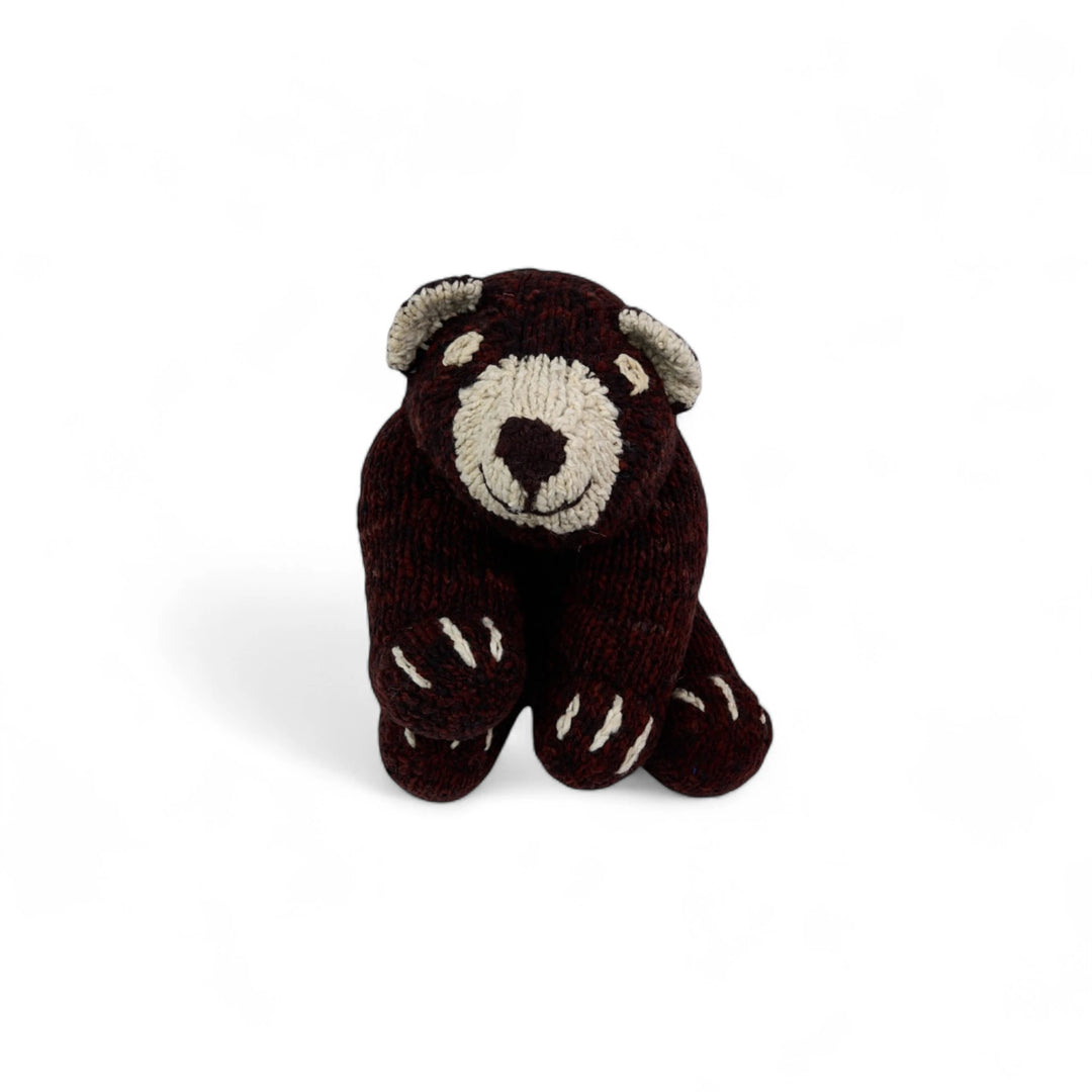 SCHUMAN, peluche ours brun XL en laine bio faite main éco-responsable - Studio Matongé. L'ours SCHUMAN existe en 2 tailles S et XL et en 3 modèles d'ours : ours polaire, panda et ours brun. 