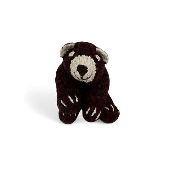 SCHUMAN, peluche ours brun XL en laine bio faite main éco-responsable - Studio Matongé. L'ours SCHUMAN existe en 2 tailles S et XL et en 3 modèles d'ours : ours polaire, panda et ours brun. 