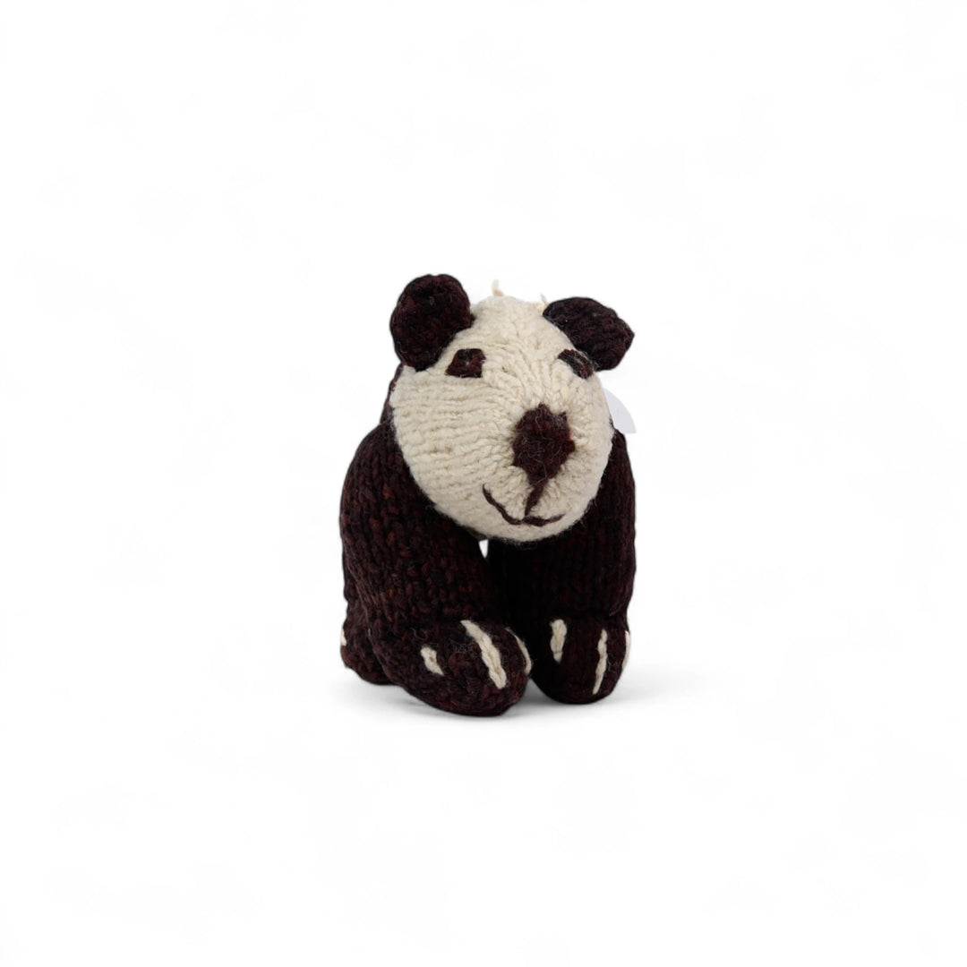 SCHUMAN, peluche panda S en laine bio faite main éco-responsable - Studio Matongé. L'ours SCHUMAN existe en 2 tailles S et XL et en 3 modèles d'ours : ours polaire, panda et ours brun. 