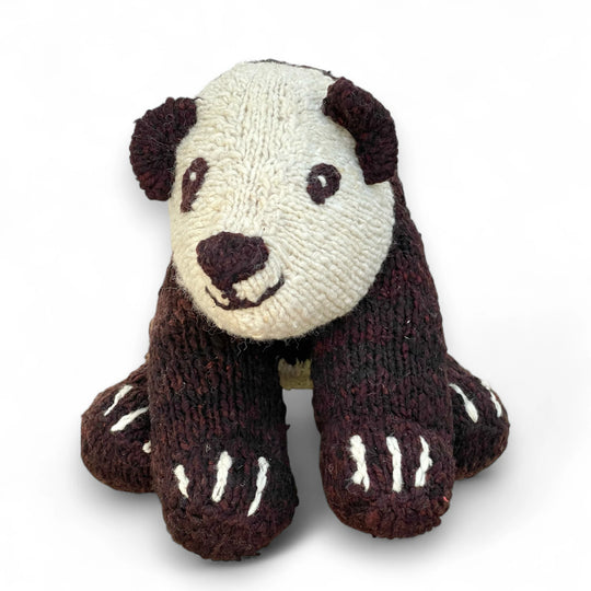 SCHUMAN, peluche panda XL en laine bio faite main éco-responsable - Studio Matongé. L'ours SCHUMAN existe en 2 tailles S et XL et en 3 modèles d'ours : ours polaire, panda et ours brun. 