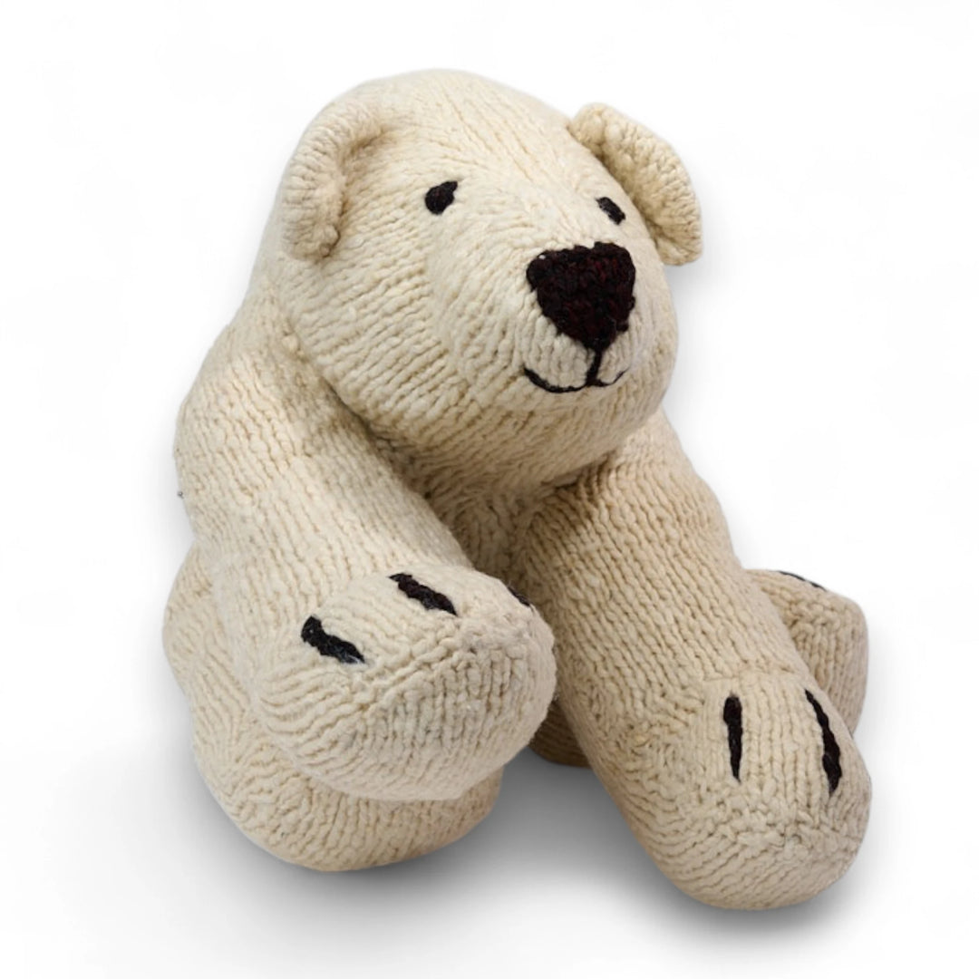 SCHUMAN, peluche ours polaire XL en laine bio faite main éco-responsable - Studio Matongé. L'ours SCHUMAN existe en 2 tailles S et XL et en 3 modèles d'ours : ours polaire, panda et ours brun. 